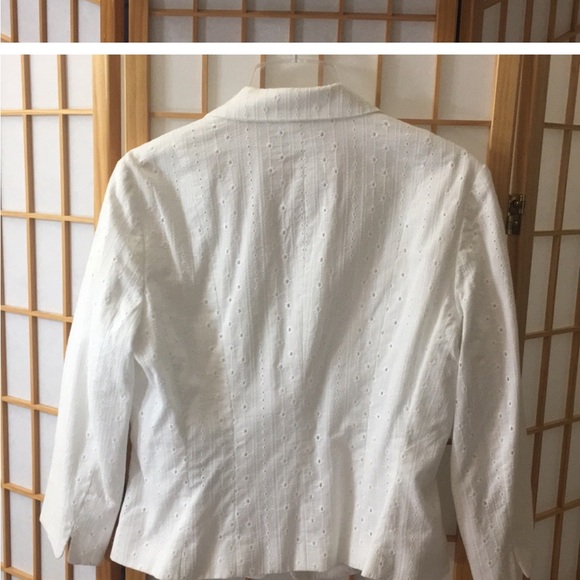 Tahari 8 petite white eyelet jacket with decorative button - Picture 4 of 4